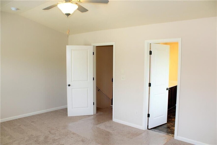 Building Photo - 810 Riverdance Dr
