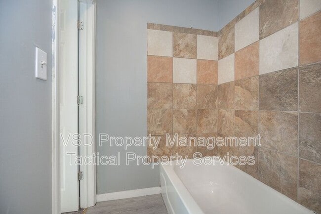 Building Photo - 3651 E 55th St