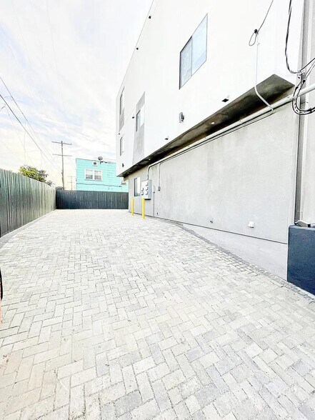 Building Photo - 4570 Oakwood Ave