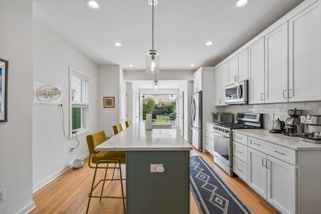 Building Photo - 1329 Marlborough St