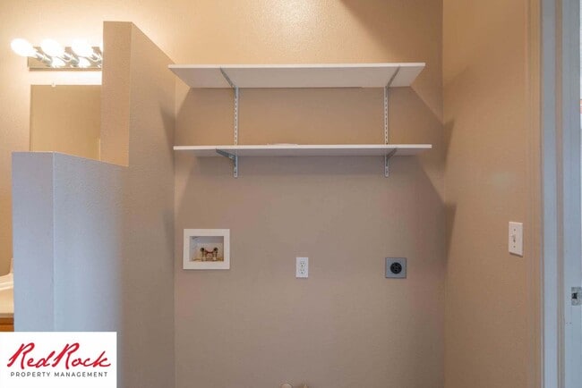 Building Photo - Dog Friendly! Great 2 Bedroom, 2 Bathroom ...
