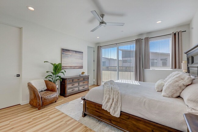 Building Photo - Available Modern Long Term Unfurnished hom...