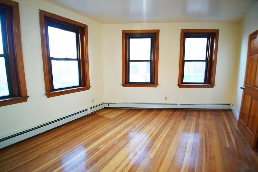 Building Photo - 369 Centre St