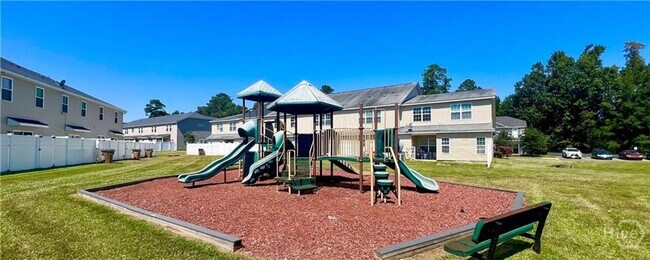 Building Photo - 4 bed, 2.5 bath townhouse