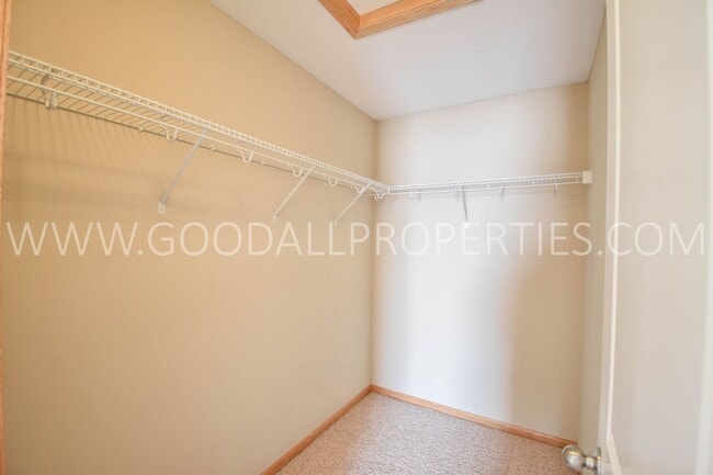 Building Photo - 2 Bedroom, 2 1/2 Bath Townhome in Urbandale