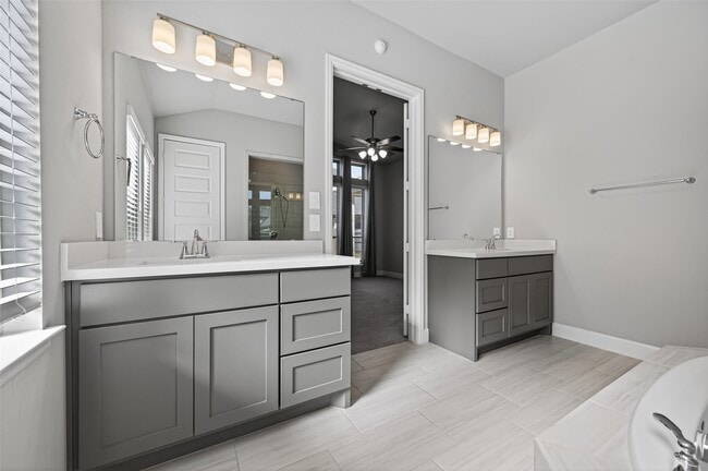 Building Photo - 15330 Legacy Pk Wy