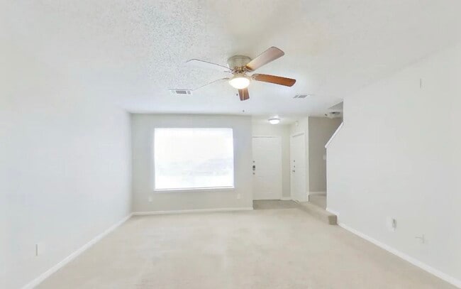 Building Photo - MOVE IN READY