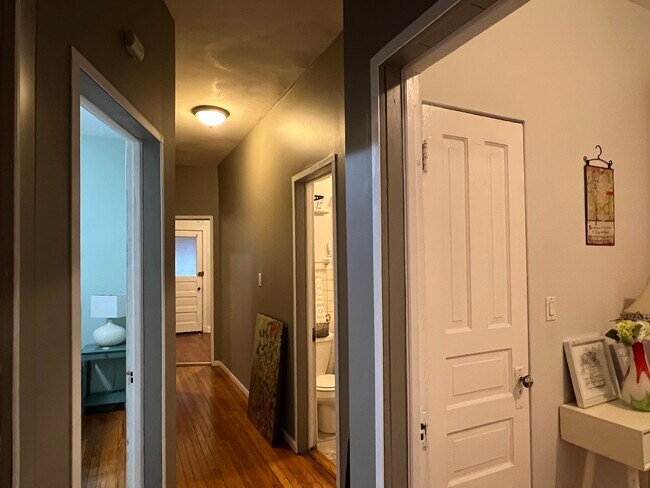 Building Photo - 1516 W Thome Ave