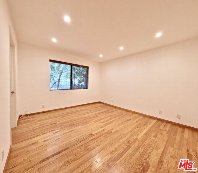 Building Photo - 805 N W Knoll Dr