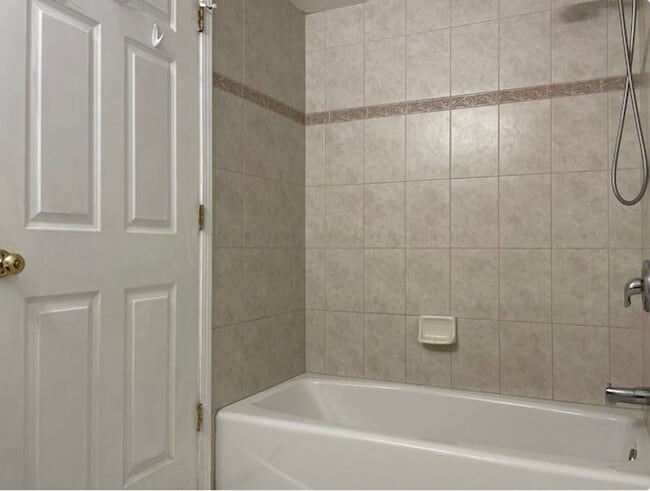 Building Photo - 2b1b unit in Chinatown Prime Location