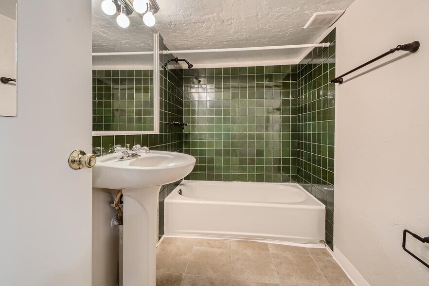 Building Photo - Charming Five Points home only blocks from downtown