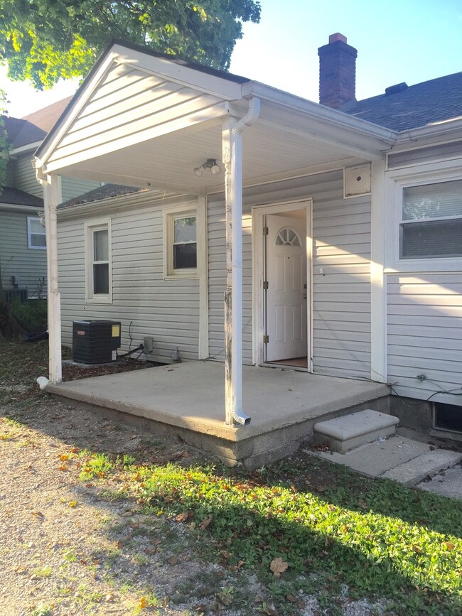 Building Photo - 4 bedroom house  Close to EMU in Ypsilanti...