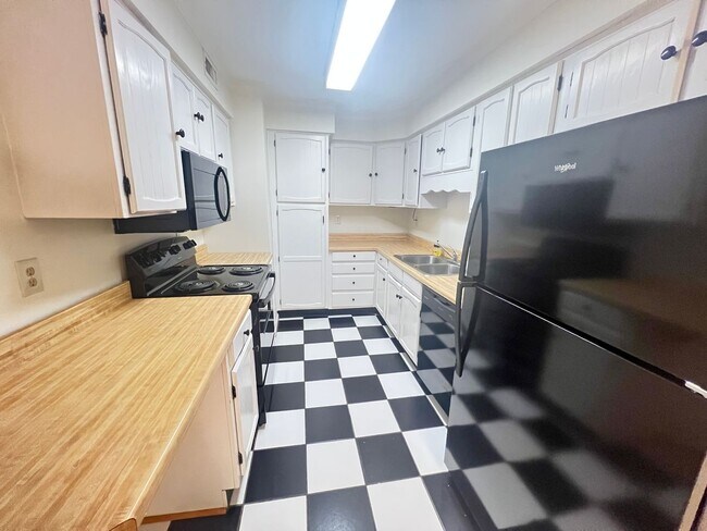 Building Photo - 2.5 Blocks to the Beach! Unfurnished 2 Bedroom, 2 Bath Condo on 1st Floor!
