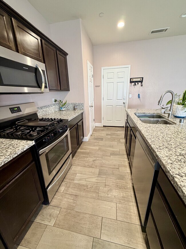 Building Photo - 1736 Berry St