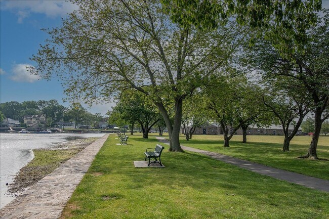 Building Photo - Heathcote Hill neighborhood 3 Bedroom 2 Ba...