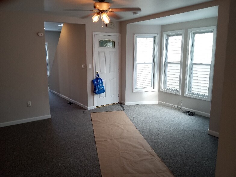 Building Photo - 249 E Merrimack St