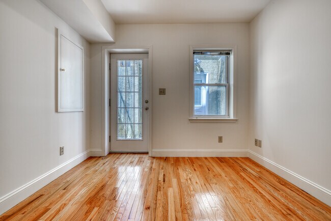 Building Photo - 634 Eislen St