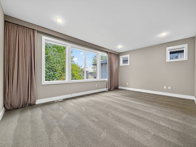 Building Photo - 2821 Garden Ave N