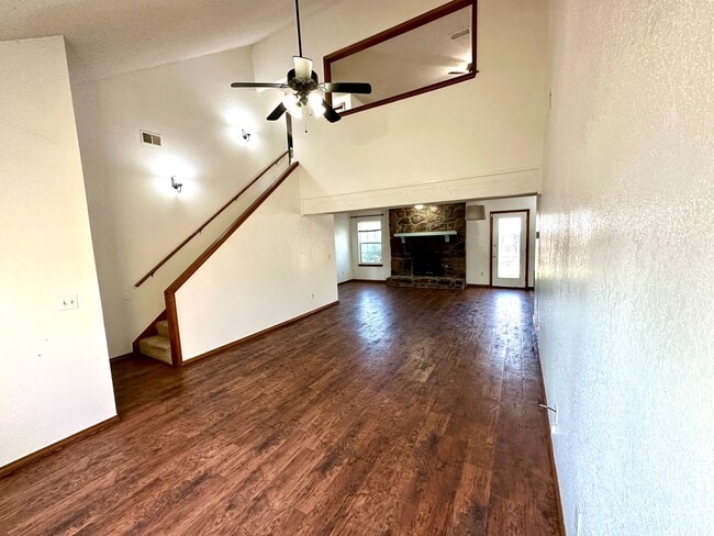 Building Photo - Spacious 3 bedroom, 2 bath home!  Don't mi...