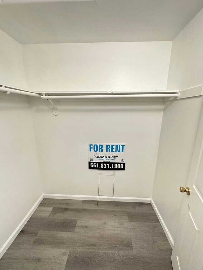 Building Photo - Cozy 3-Bedroom, 2-Bathroom Home in North Bakersfield