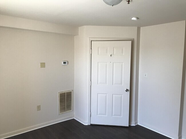 Building Photo - 200 E King St