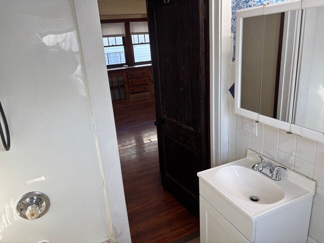 Building Photo - 3 Bedroom House