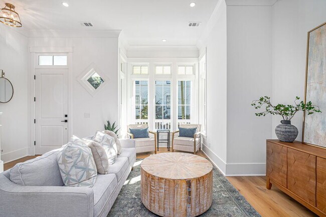 Building Photo - 302 W 38th St