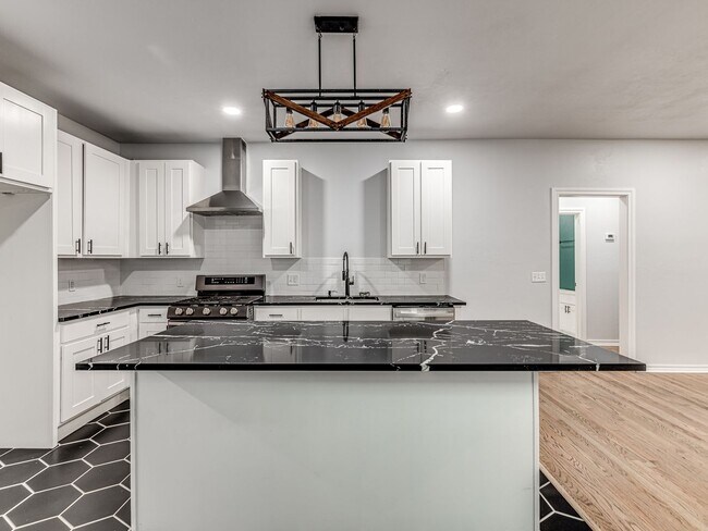 Building Photo - Charming home in Central Park Neighborhood...