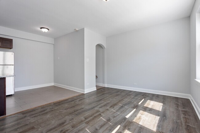 Building Photo - 1608 W Sherwin Ave