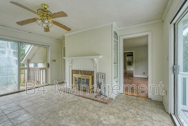 Building Photo - 925 Brentwood Dr