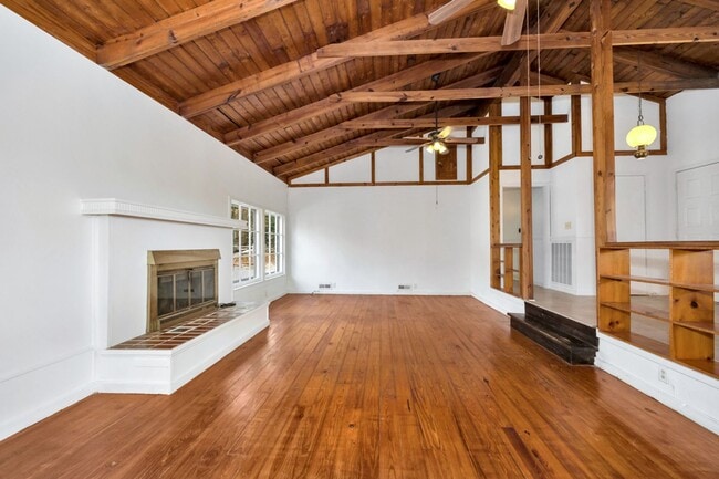 Building Photo - Spacious & Charming in Scottsboro!