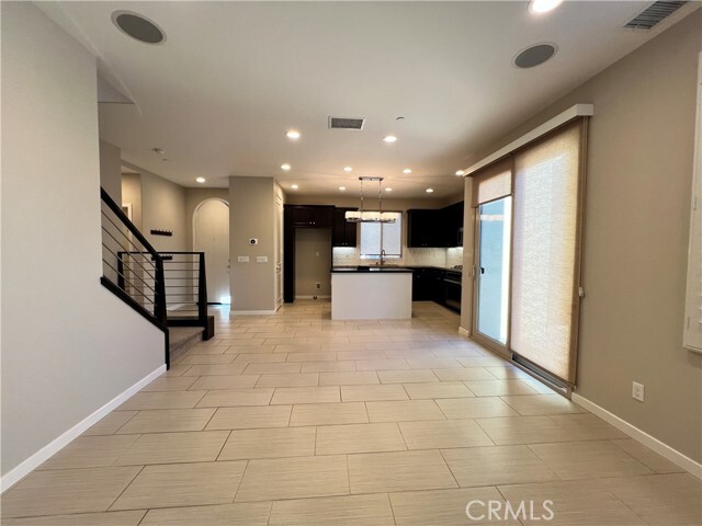 Building Photo - 10 Clover