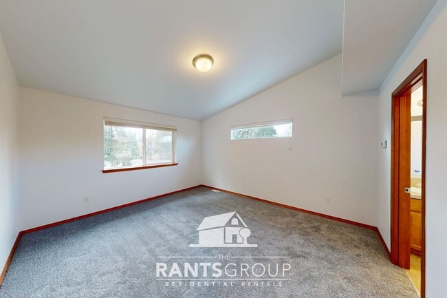 Building Photo - Spacious Pet-Free 4+ Bedroom Home in Lacey!