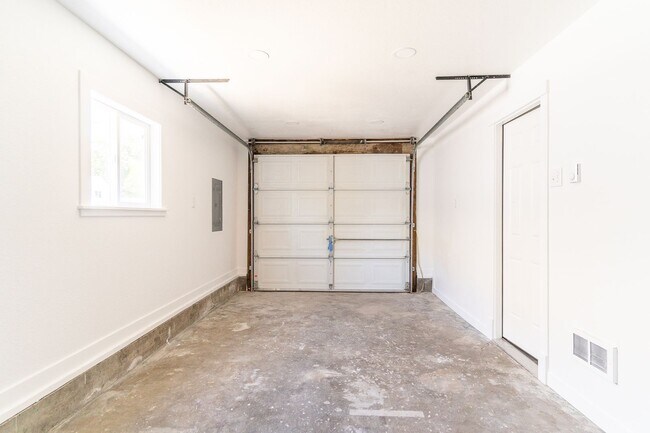Building Photo - 1405 NE Water Ave