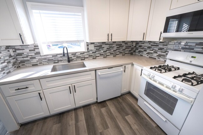 Building Photo - Ready for showing on 6-25-25    3BR/1BA - ...