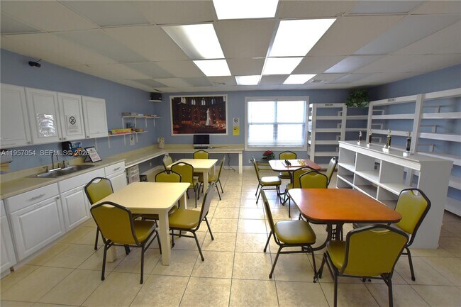 Building Photo - 2750 Emory Dr W