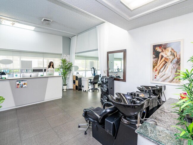 Building Photo - 18011 Biscayne Blvd