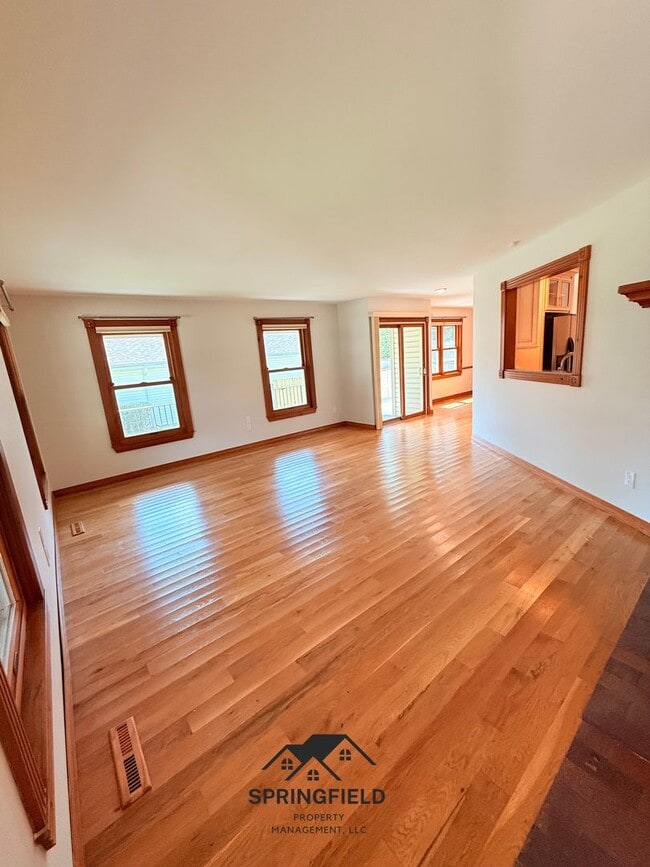 Building Photo - Location-Location, 4 BR / 2 Living Areas in SE Springfield w/ An Amazing Out Door Kitchen - Grill...
