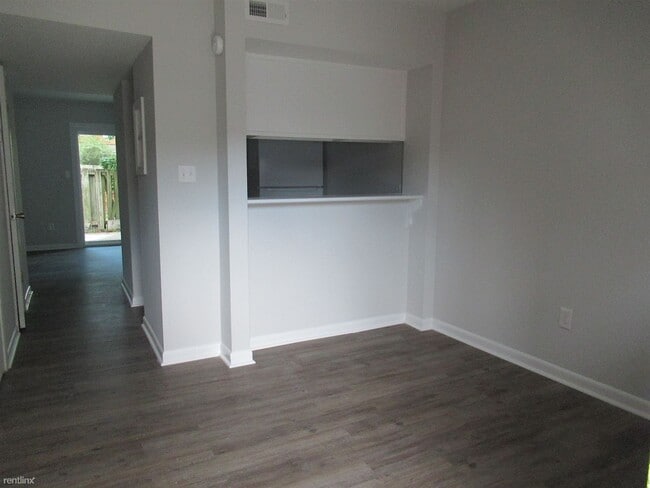 Building Photo - 2 br, 1.5 bath Townhome - 611 E 11th St Pi...