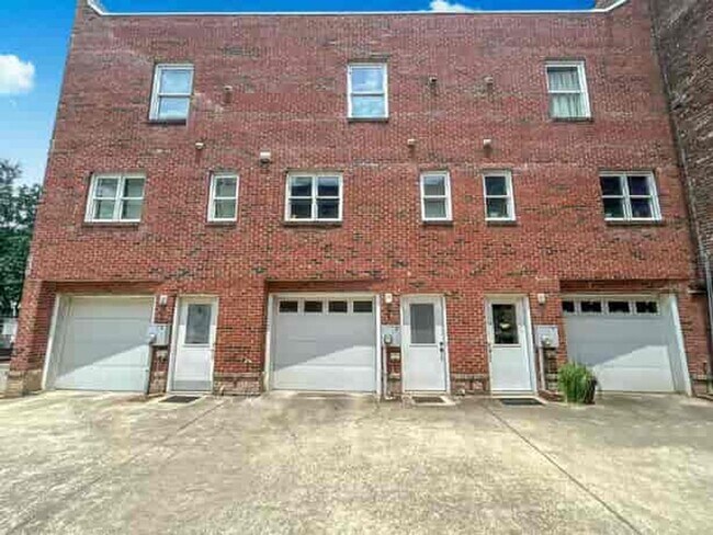 Building Photo - 322 Peters St SW