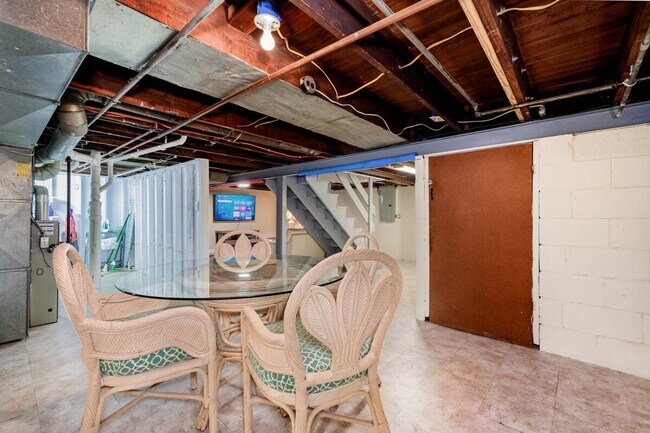 Building Photo - 1304 Dammert Ave