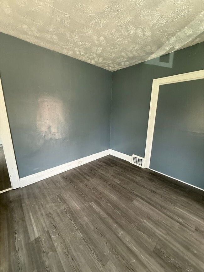 Building Photo - 700 E 160th St