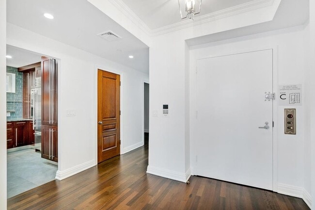 Building Photo - 330 E 72nd St