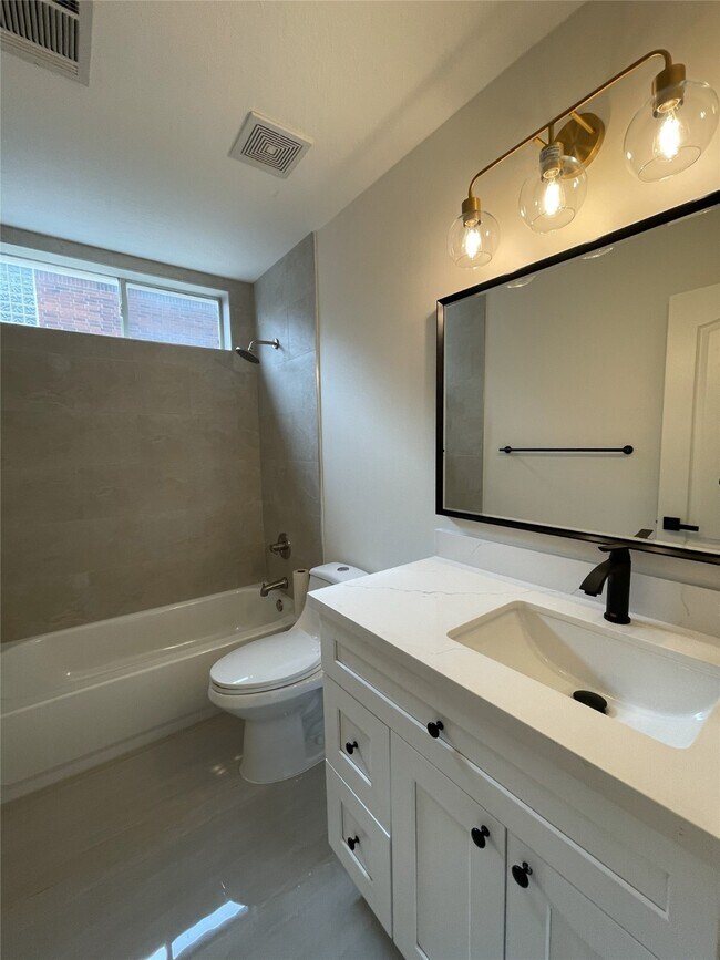 Building Photo - 5622 Lake Pl Dr