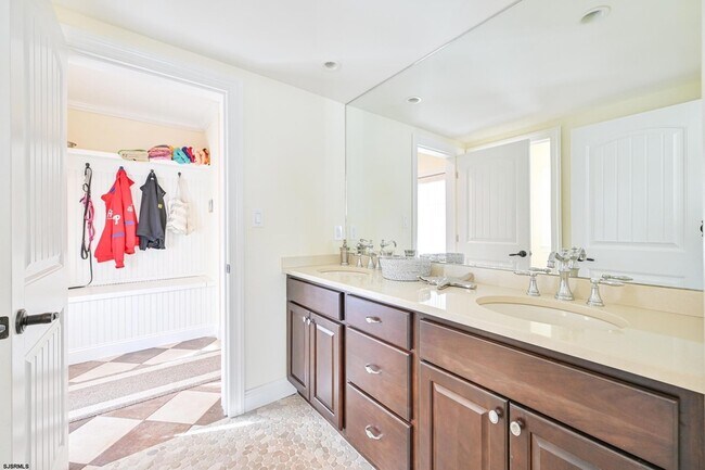 Building Photo - 400 17th St S