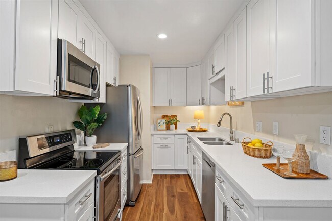 Building Photo - Bryn Mawr 3+2 condo with community pool!
