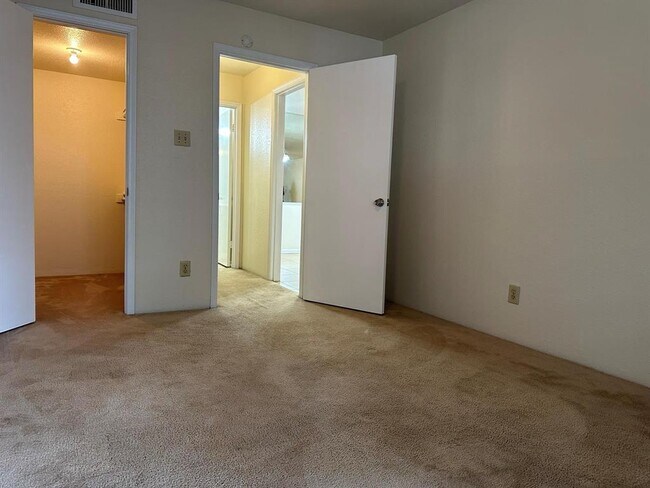 Building Photo - 9700 Leawood Blvd