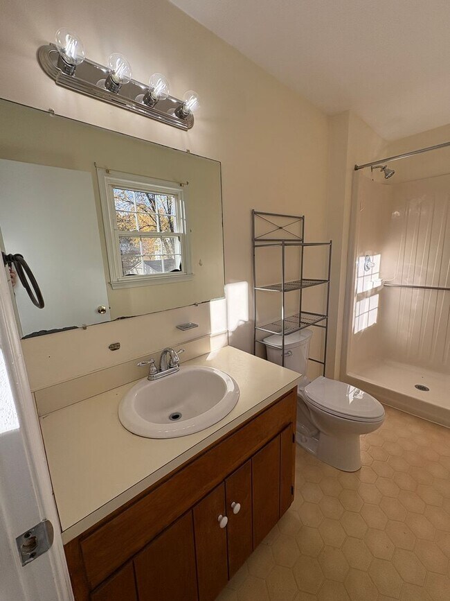 Building Photo - Spacious split level in Campell County near Waterlick/Leesville Rd