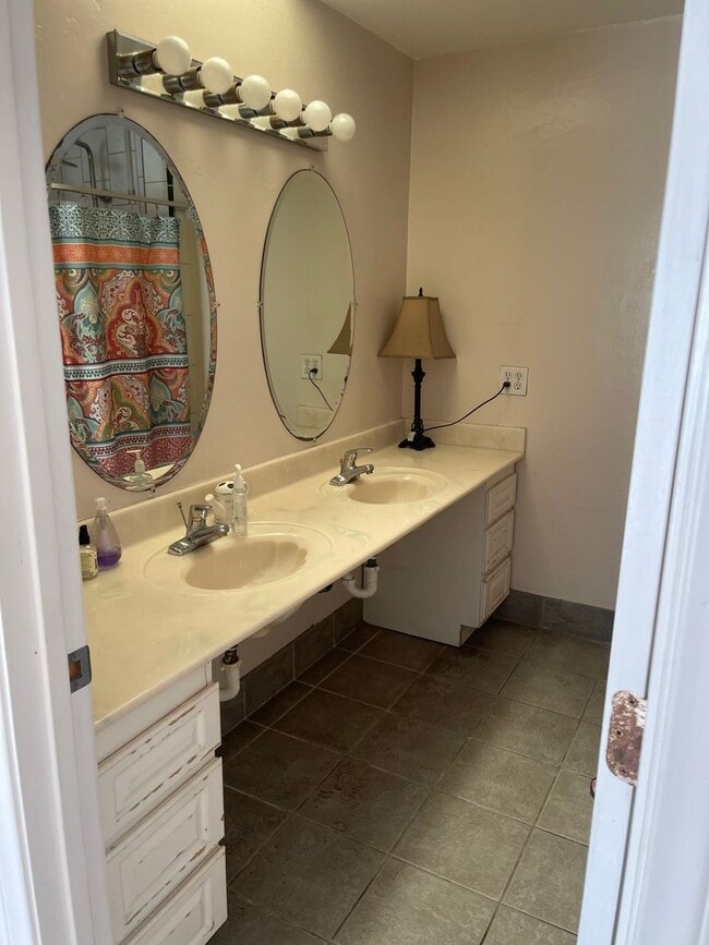 Building Photo - 3BR/2BA   By the beach.