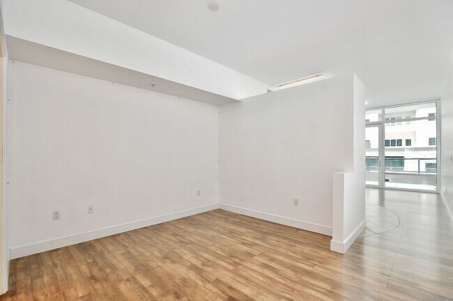 Building Photo - Modern 1/1 Condo in the Heart of Orlando –...